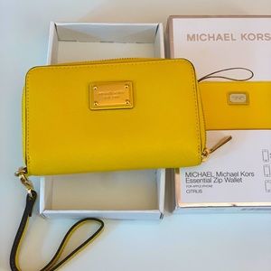 Michael kors wristlet wallet